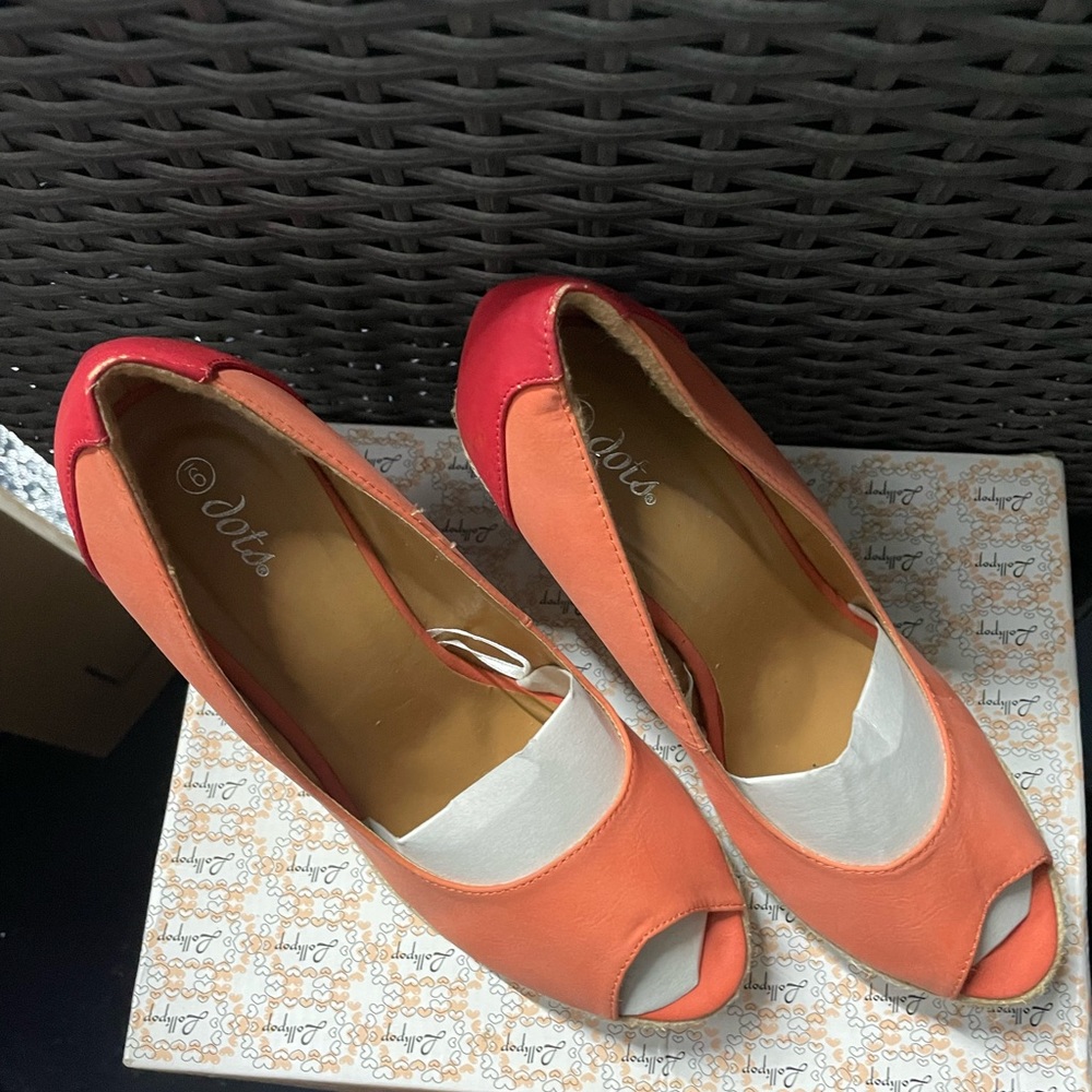 DOTS Peach and Pink wedge Platform sandals Size 9